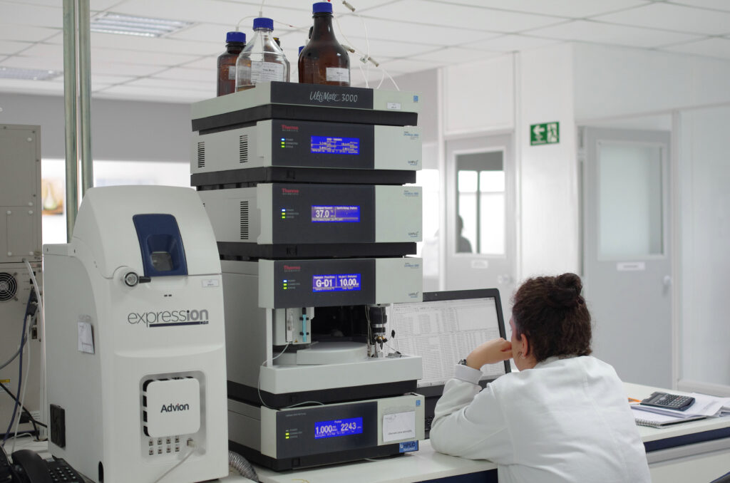 O sistema de HPLC do mesmo modo é composto por: