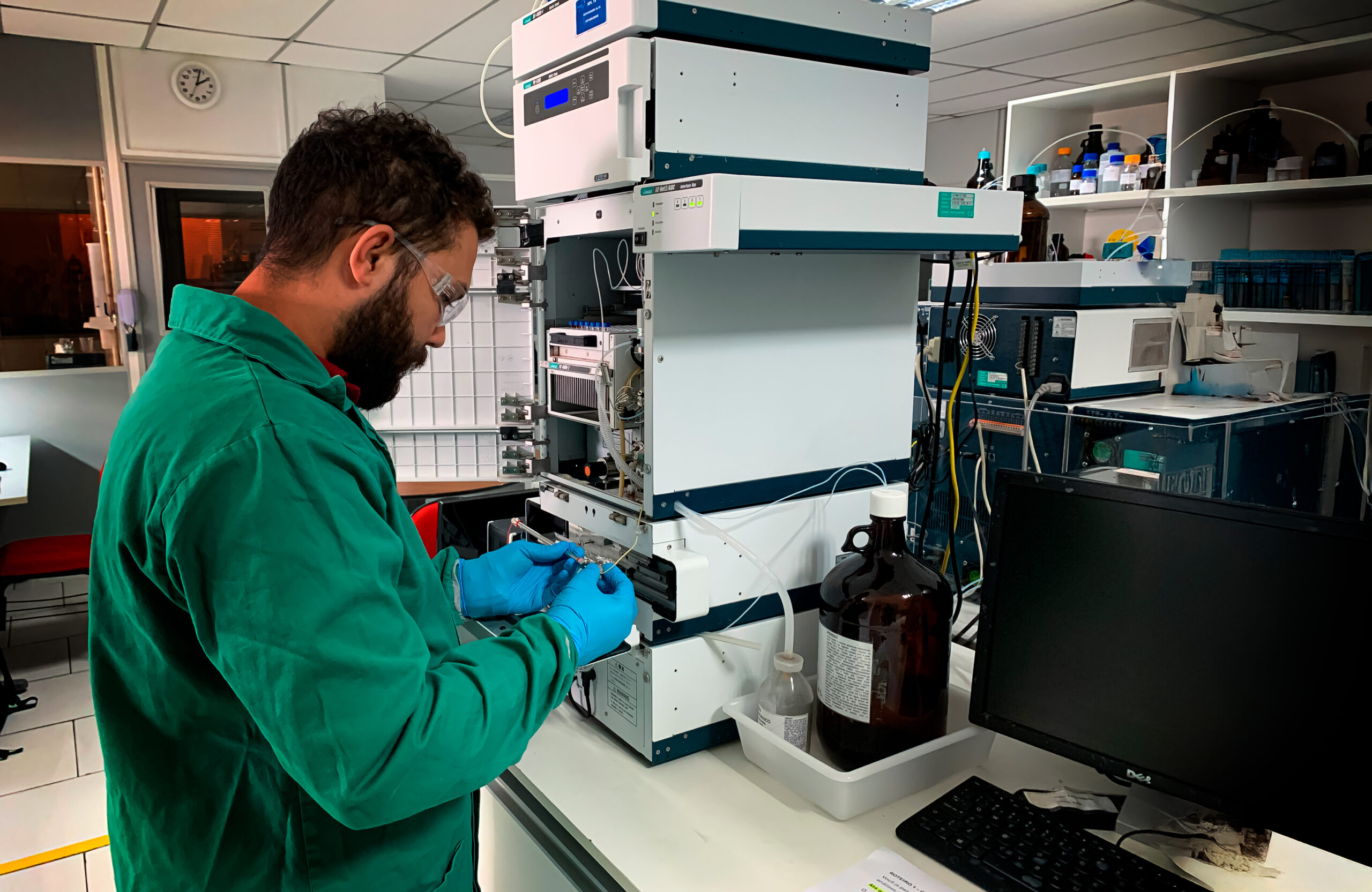 Equipe técnica QPack atuando em equipamento analítico