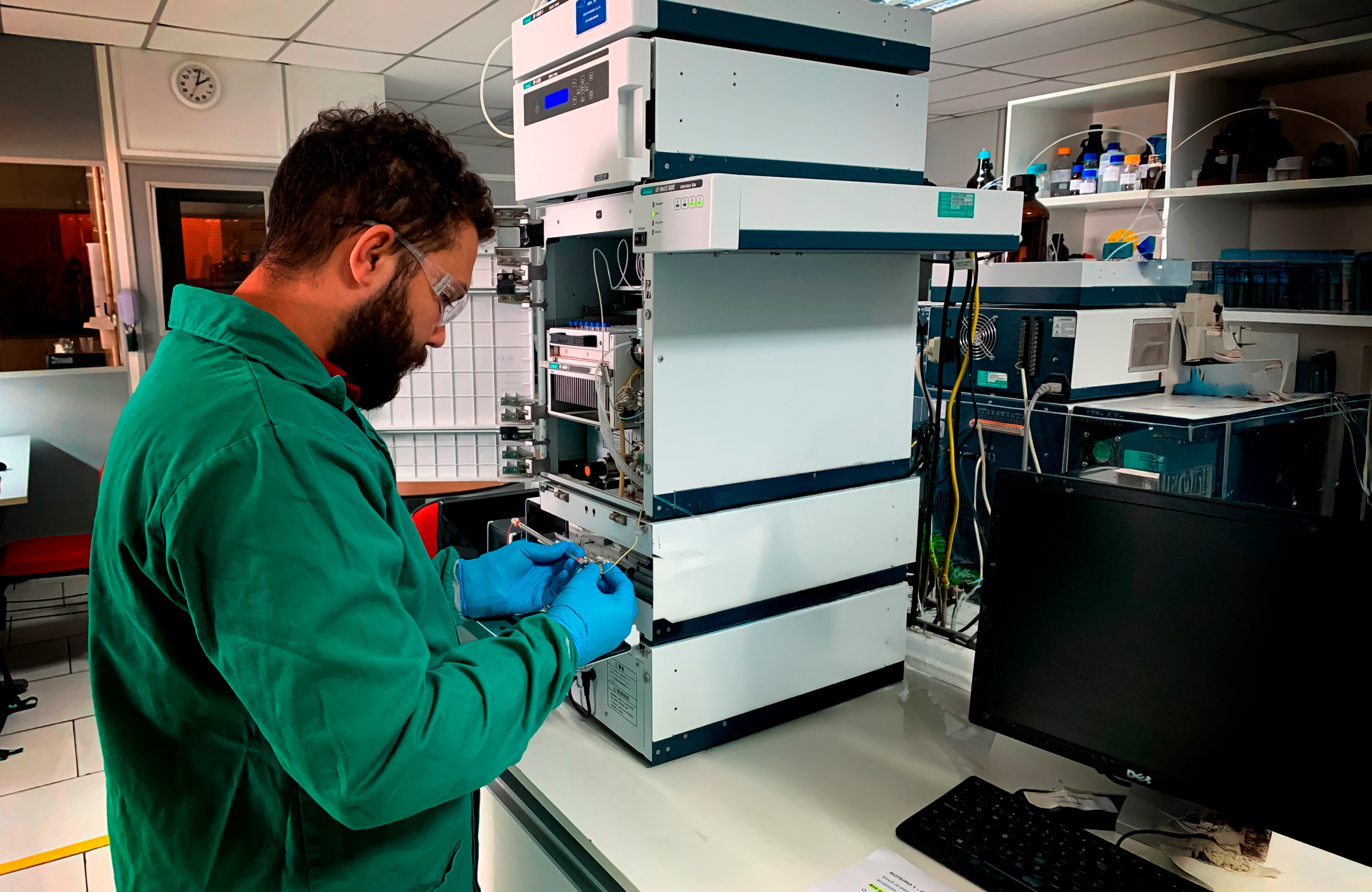 Equipe técnica QPack atuando em equipamento analítico